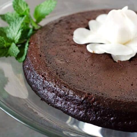 Decadent Flourless Chocolate Cake | PaleoScaleo.com