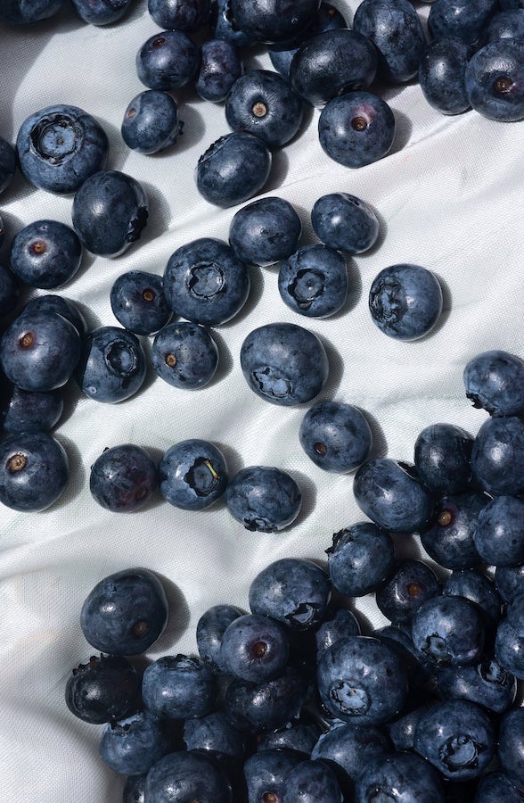 How long do blueberries last? Fresh blueberries spread on a white cloth
